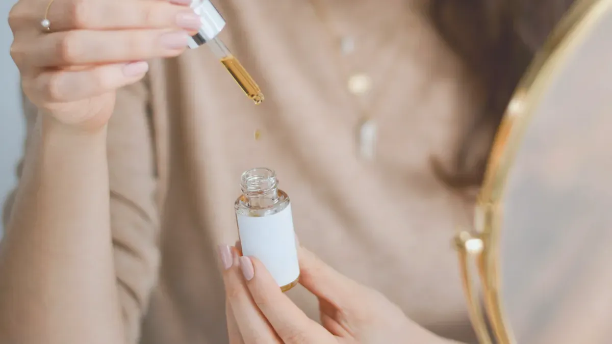 Kvinne drypper serum fra en pipette foran et speil